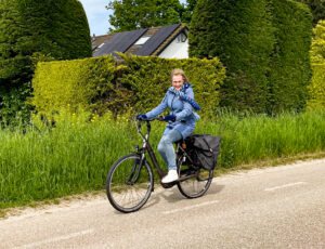 Thea werkt bij ZorgMies Hoeksche Waard en gaat op haar fiets naar haar werk