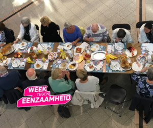 De Langste Lunchtafel in Winkelcentrum Walburg. Schuif aan tijdens de week tegen eenzaamheid.